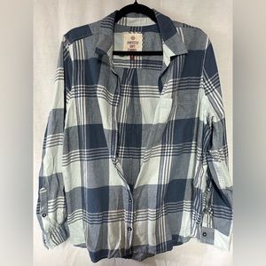 Lightly worn. Women’s XL oversized button down plaid shirt. Very comfy!